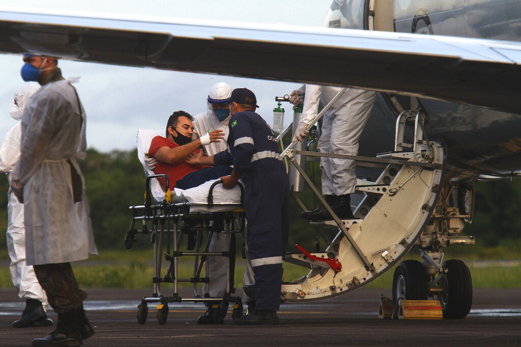Un paziente viene trasferito in un altro ospedale del Paese, per mancanza di ossigeno (AP Photo/Edmar Barros)