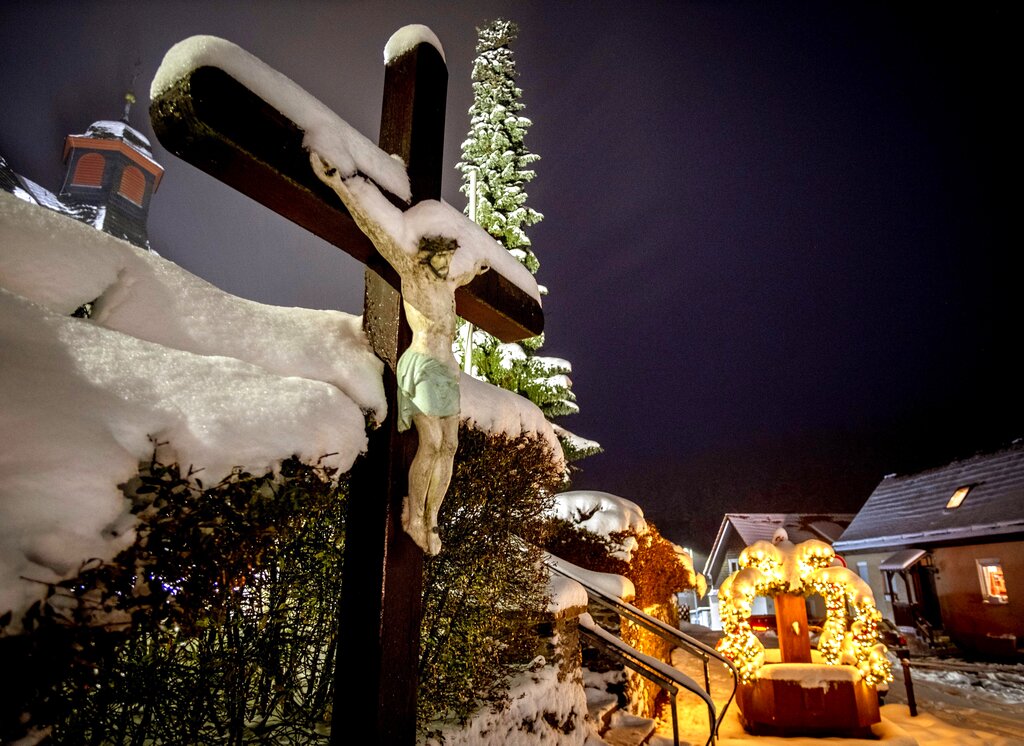 Germania. Vita quotidiana. A Jesus cross is covered by snow in the small village of Seelenberg in the Taunus region near Frankfurt, Germany, Thursday, Jan. 28, 2021. (AP Photo/Michael Probst)