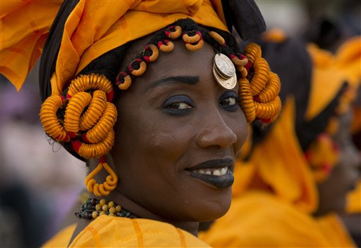 Donna senegalese in abiti tradizionali