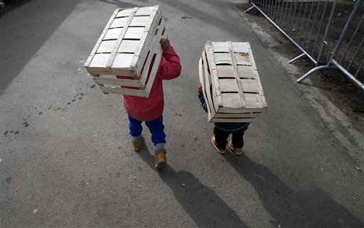 Bambini giocano in un centro per migranti 