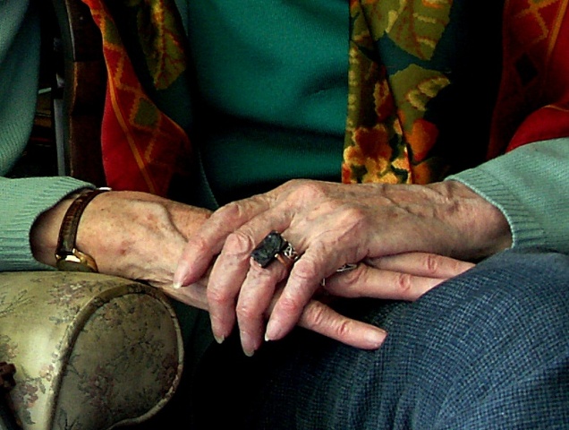 Mani di anziana
