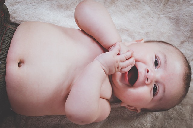 Foto di Angie Toh da Pixabay. https://pixabay.com/it/photos/baby-bambino-sorridente-felice-2692199/ 