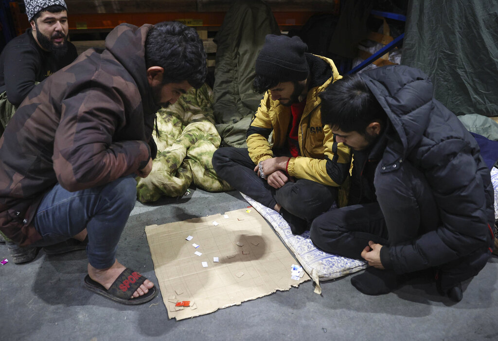 Migrants plays in the logistics center of the checkpoint 