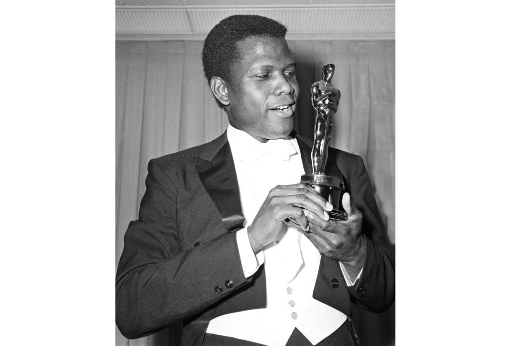 REMOVES REFERENCE TO THE BAHAMAS - FILE - Actor Sidney Poitier poses with his Oscar for best actor for 