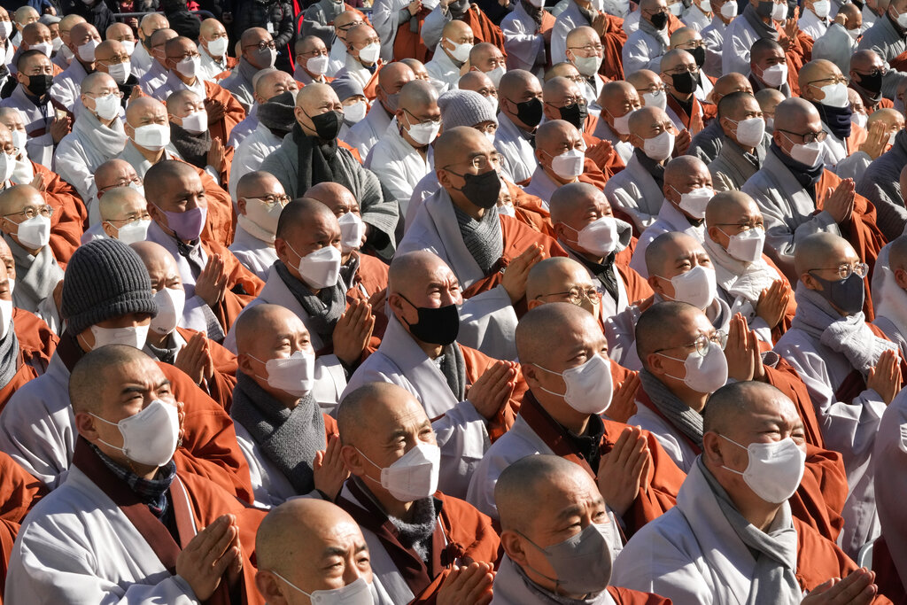 South Korean Buddhist monks pray during a rally against government's policy at the Jogye temple in Seoul, South Korea, Friday, Jan. 21, 2022. Thousands of Buddhist monks gathered to protest alleged religious discrimination by South Korean government. (AP Photo/Ahn Young-joon)