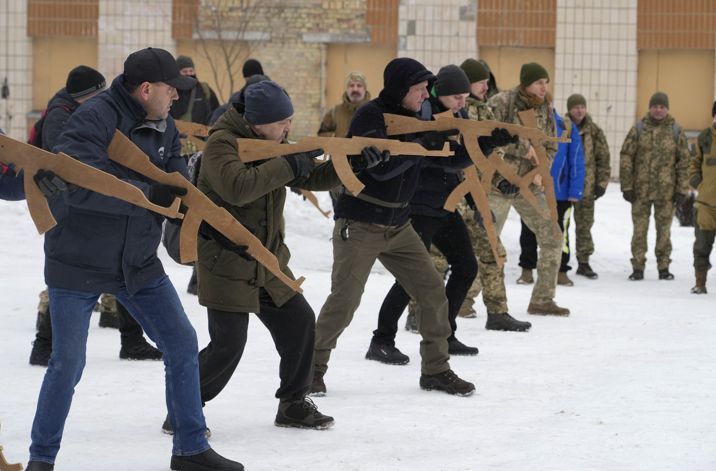 Addestramento volontari ucraini (AP Photo/Efrem Lukatsky)