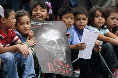 bambini salvadoregni con le immagini di Romero