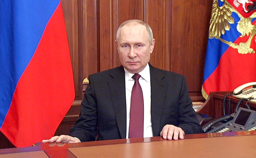 Il presidente russo Vladimir Putin mentre si rivolge alla nazione annunciando l'attacco all'Ucraina, foto Ap.