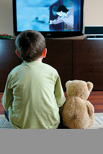 Un bambino davanti alla tv
