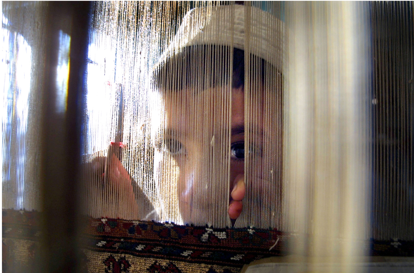 ©LAPRESSE
27-12-01  KABUL
ESTERO
LAVORO MINORILE  IN AFGHANISTAN
NELLA FOTO: UN BAMBINO CHE LAVORA NELLA FABBRICA SHARIFI DI TAPPETI