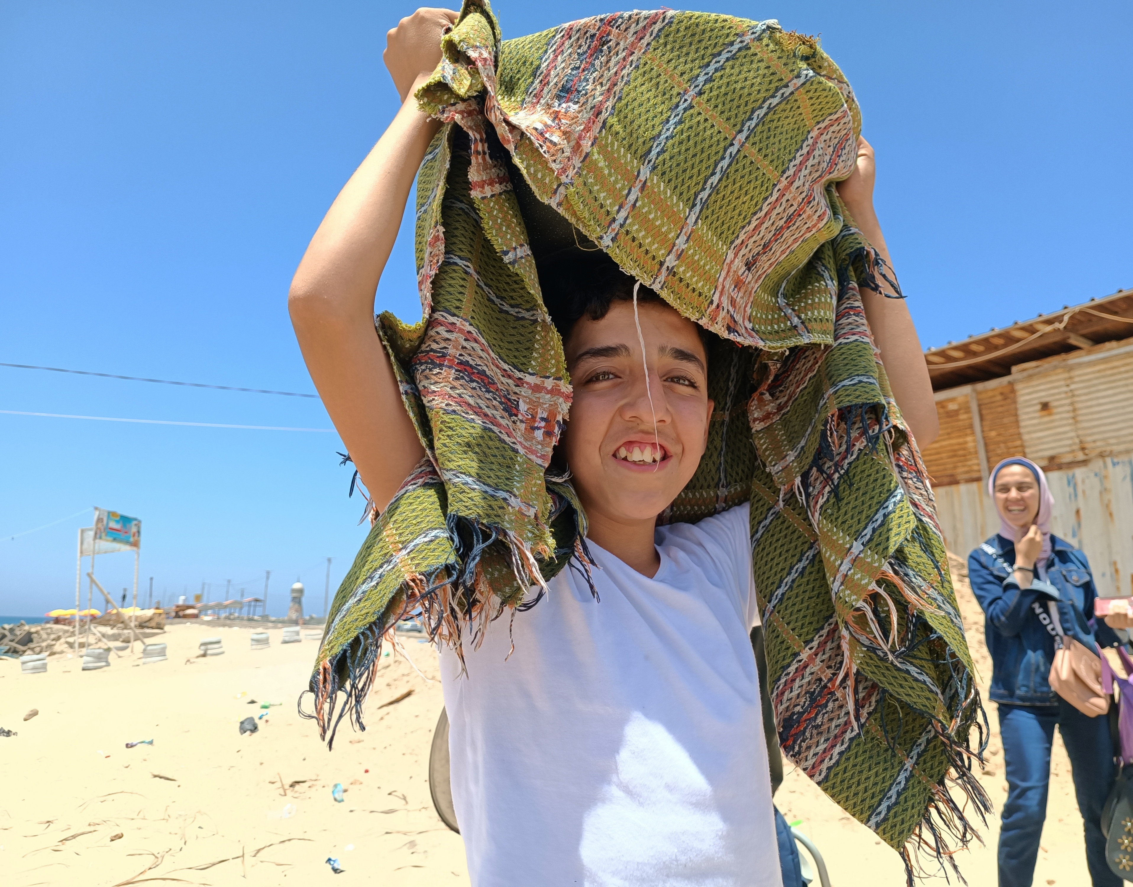 Bambino sulla spiaggia di Gaza City
