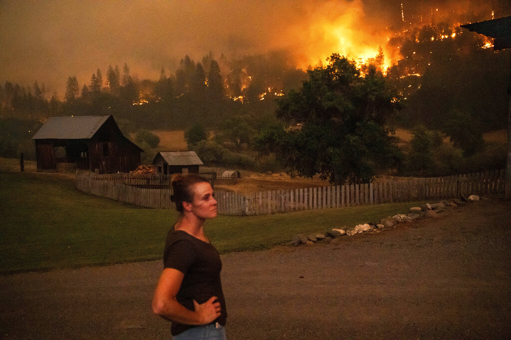 L'incendio McKinney brucia la foresta nazionale di Klamath, in California. Angela Crawford e suo marito sono rimasti per proteggere la loro casa dalle fiame. Sabato 30 luglio 2022. Foto AP/Noah Berger