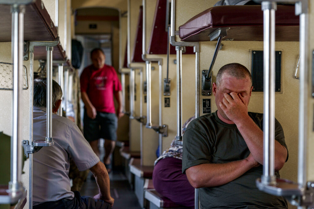 Un passeggero su un treno di evacuazione in attesa di partire da Pokrovsk, regione di Donetsk nell'Ucraina orientale, diretto a ovest verso una parte più sicura del Paese. Martedì 2 agosto 2022. Foto: AP/David Goldman