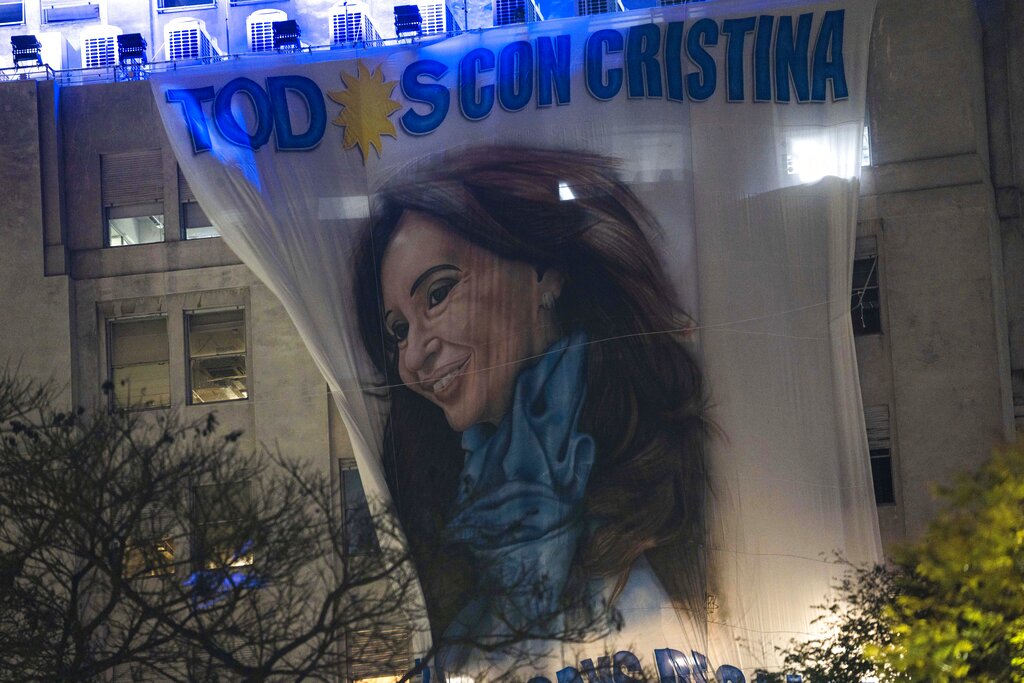 Una bandiera con il ritratto della vicepresidente argentina, Cristina Fernandez de Kirchner, appesa a un edificio governativo di Buenos Aires, Argentina, venerdì 2 settembre 2022. Foto: AP/Rodrigo Abd