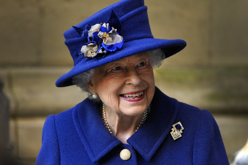 La regina Elisabetta II del Regno Unito, dopo aver partecipato a un servizio di ringraziamento in occasione del centenario della Royal British Legion presso l'Abbazia di Westminster, a Londra, martedì 12 ottobre 2021. Foto: AP/Frank Augstein, Pool