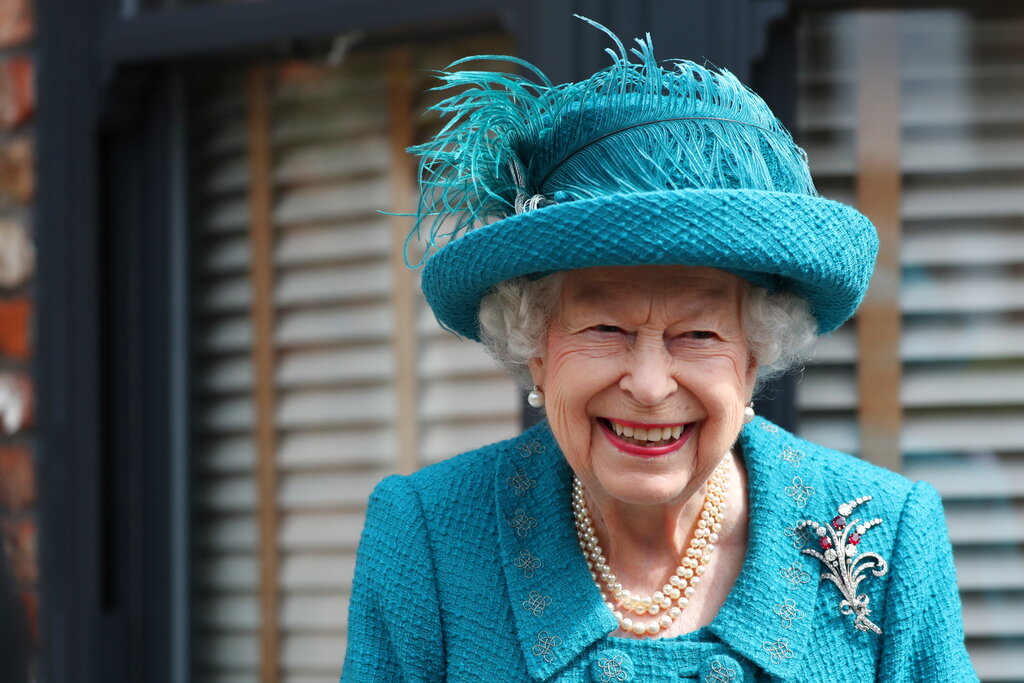 È morta la regina del Regno Unito Elisabetta II. Nell'immagine, la monarca durante una visita televisiva a Manchester, giovedì 8 luglio 2021. Foto: Scott Heppell/Ap