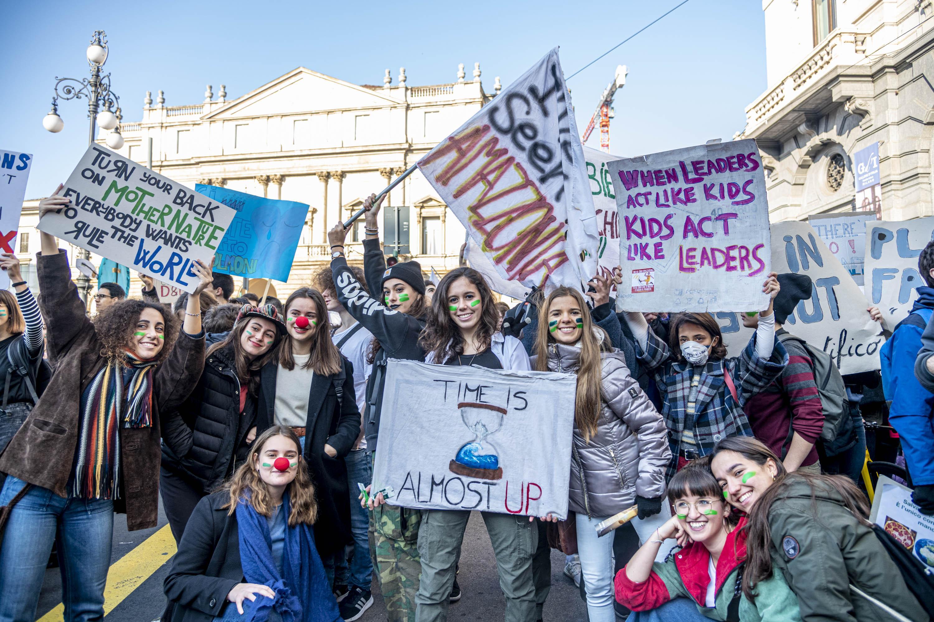 Il corteo degli studenti che partecipano al quarto Sciopero globale per il clima organizzato da Fridays For Future, Milano, 29 novembre 2019.
ANSA/ FOTOGRAMMA/ MARCO PASSARO