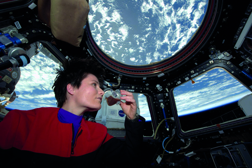 ’astronauta Samantha Cristoforetti, in orbita sulla Stazione 
Spaziale Internazionale, osserva la curvatura della Terra.