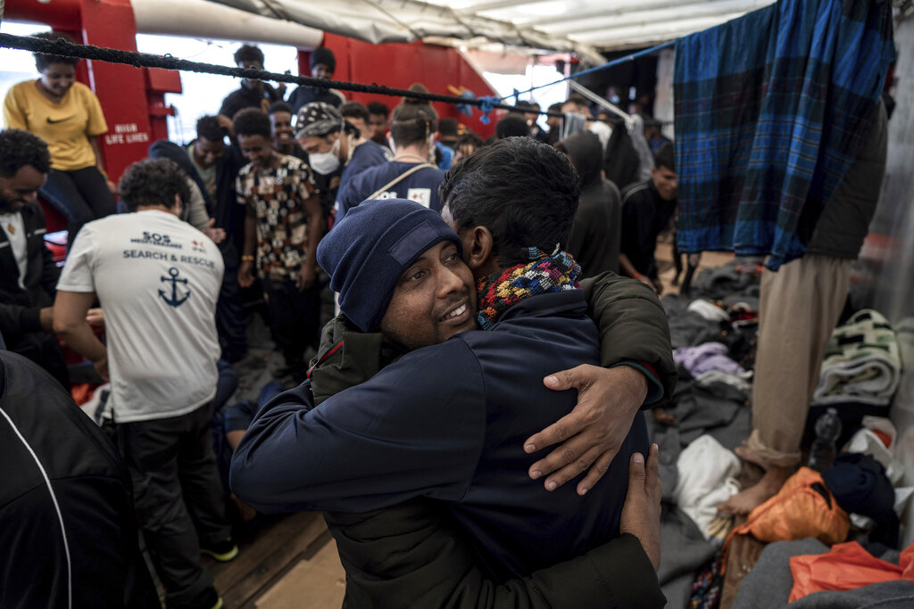 I migranti reagiscono a bordo della nave umanitaria Ocean Viking diretta in Francia con 230 migranti salvati dal Mar Mediterraneo, giovedì 10 novembre 2022. Foto AP/Vincenzo Circosta