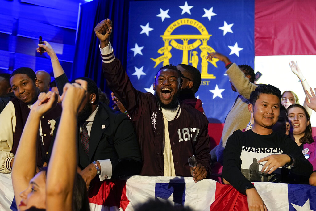 Supporters del vincente senatore democratico Democratico Raphael Warnock (AP Photo/John Bazemore)