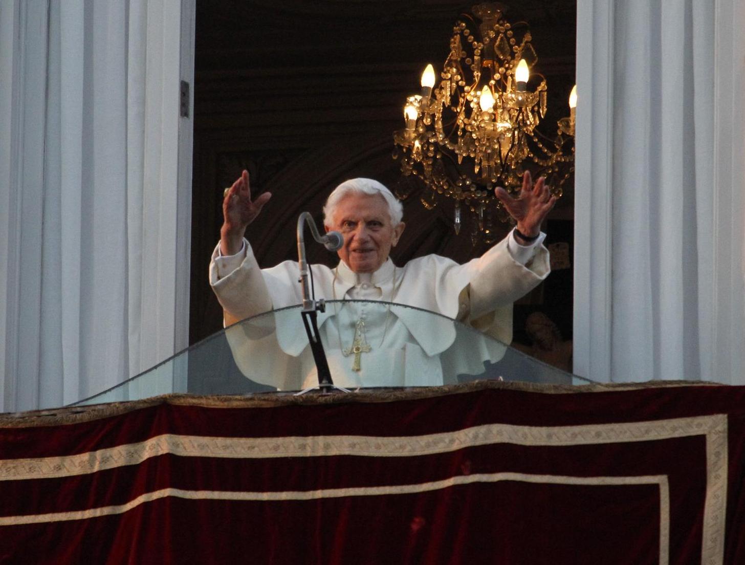 Ultimo saluto di Papa Benedetto XVI dal palazzo apostolico di Castel Gandolfo