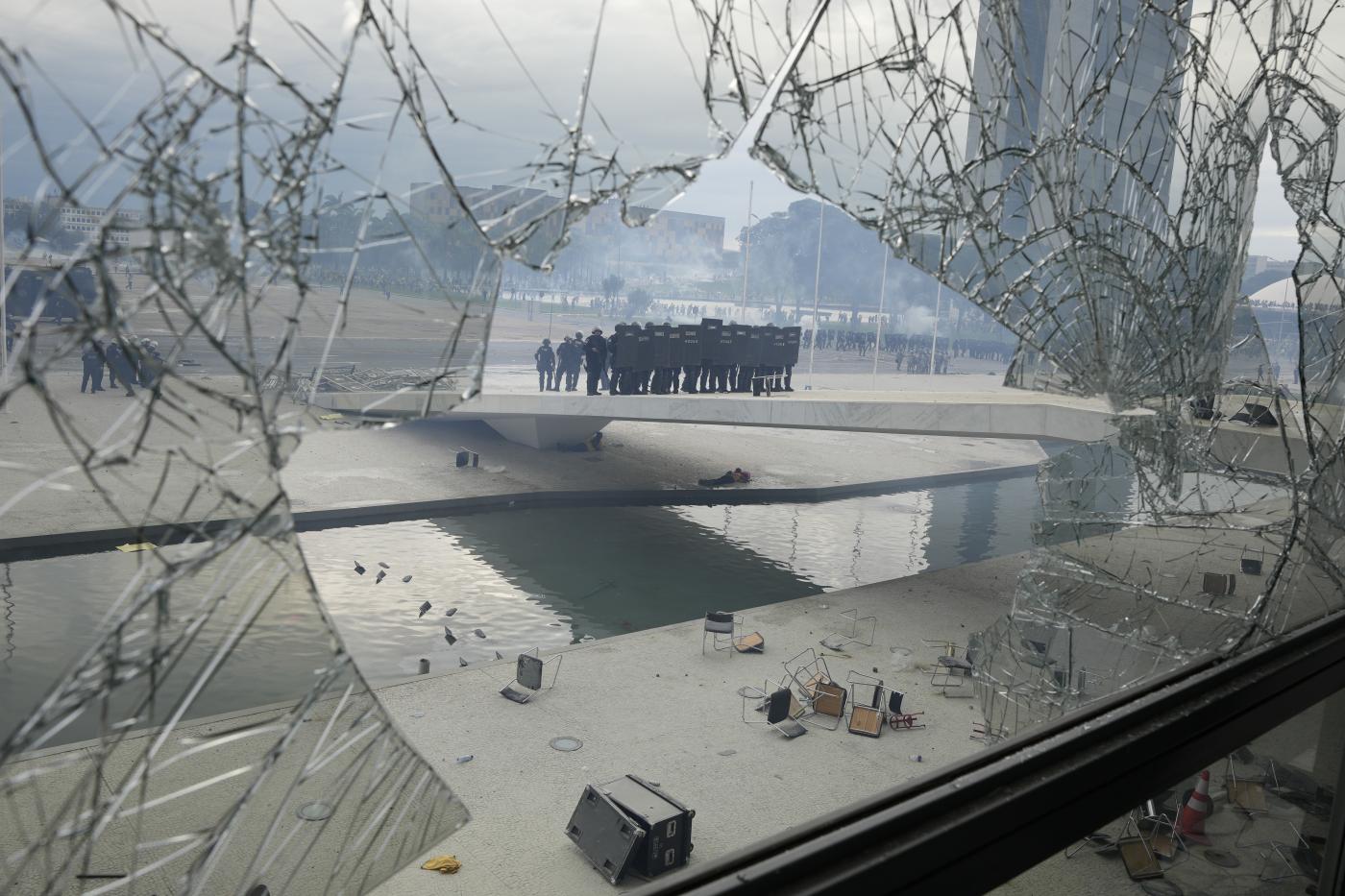 Brasilia, uno sguardo sugli scontri tra la polizia e i bolsonaristi da una finestra in frantumi di Palazzo Planalto (Foto LaPresse)