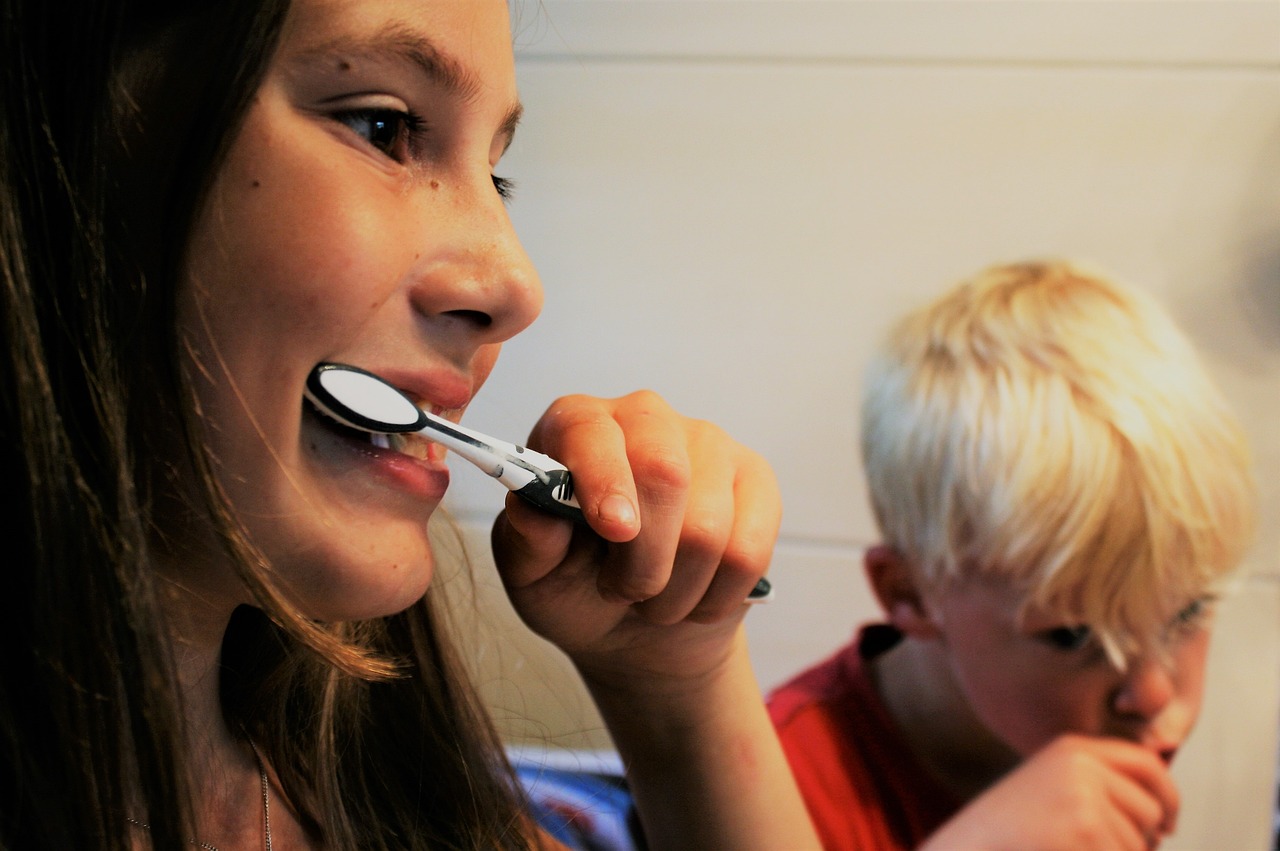 Bambini lavano i denti. Foto di Jenny Friedrichs da Pixabay