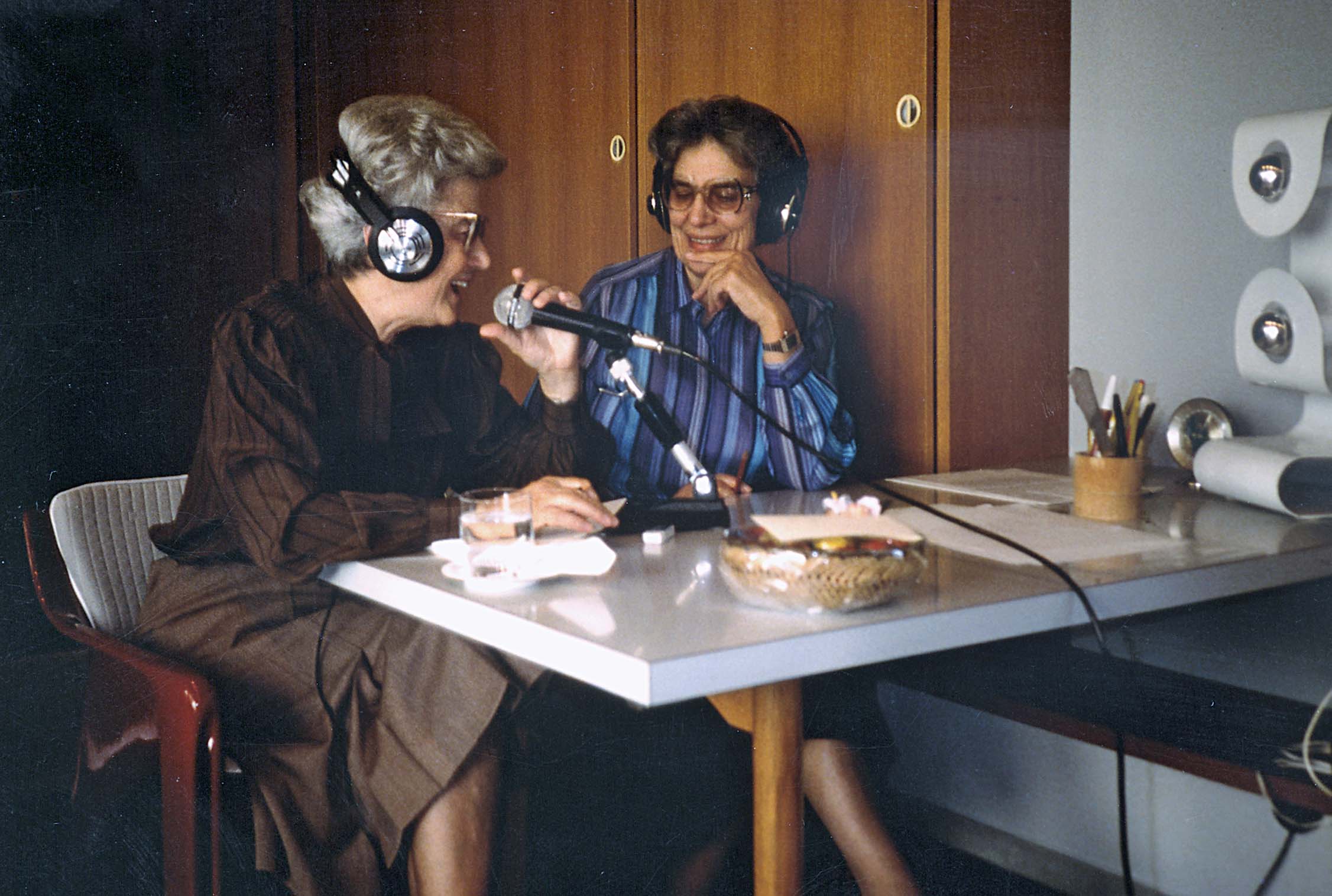 Chiara Lubich ed Eli Folonari durante uno dei primi collegamenti CH.