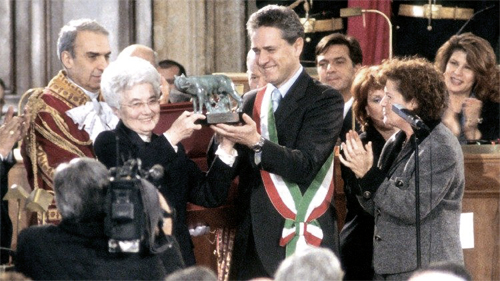 Roma, 22 gennaio 2000: Chiara Lubich
riceve la cittadinanza onoraria in Campidoglio,
nel giorno del suo ottantesimo compleanno