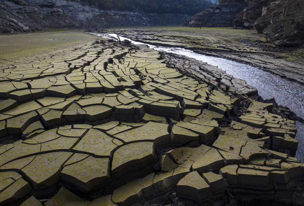 A view of Ter river running dry toward a reservoir near Vilanova de Sau, Catalonia, Spain, Wednesday, Nov. 23, 2022. Barcelona and large swathes of Spain's northeast will go under water restrictions as a months-long drought devastates crops and puts the pinch on human populations in the Mediterranean country. (AP Photo/Emilio Morenatti)