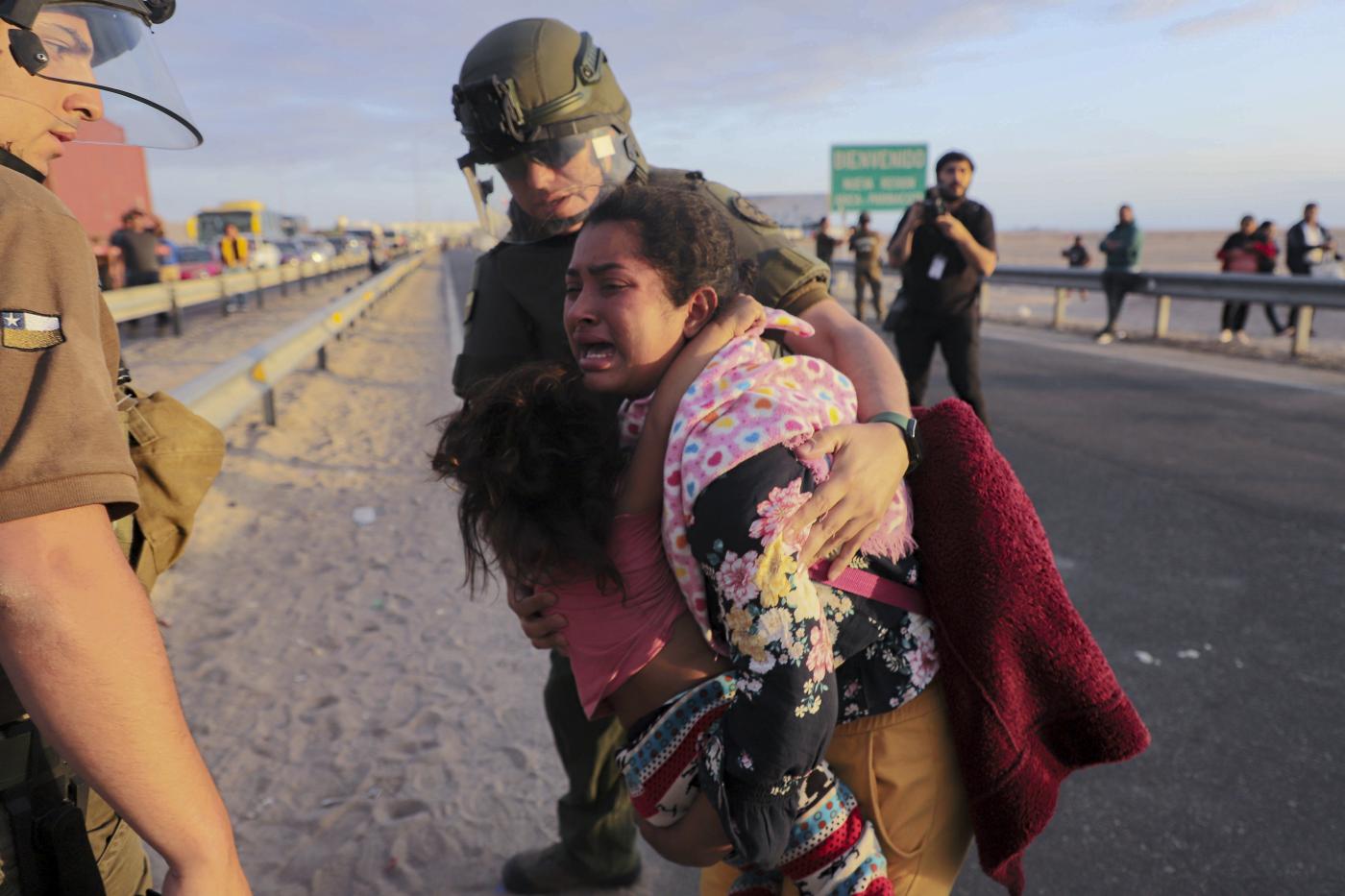 A migrant is detained by Chilean Police as she blocked the highway on the Chile-Peru border, near Arica, Chile, Tuesday, May 2, 2023. A migration crisis at the border between Chile and Peru has intensified as migrants who claim the want to go home remained stranded, unable to enter Peru. (AP Photo/Agustin Mercado)

Associated Press/LaPresse
Only Italy and Spain