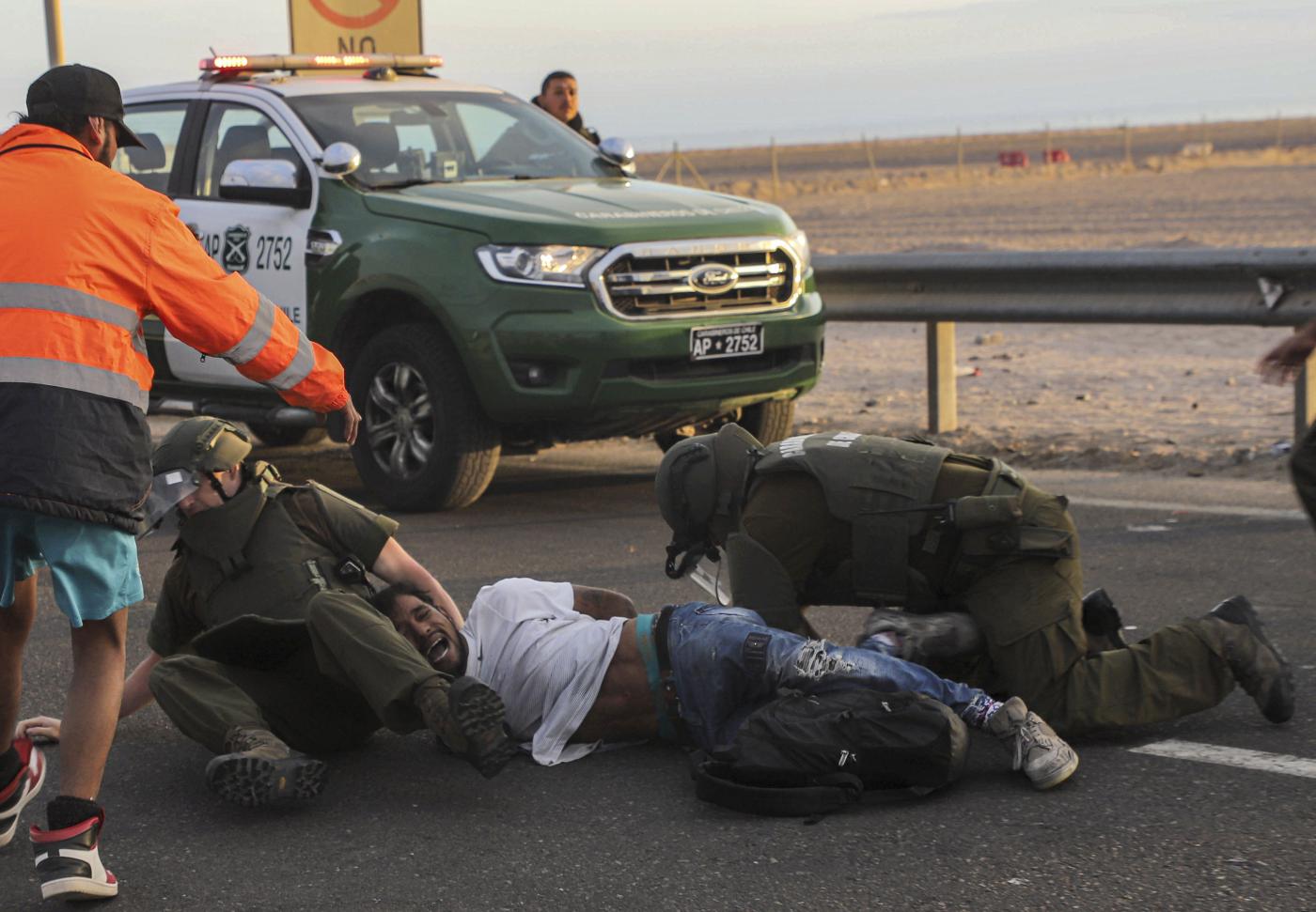 A migrant is detained by Chilean Police as he blocked the highway on the Chile-Peru border, near Arica, Chile, Tuesday, May 2, 2023. A migration crisis at the border between Chile and Peru has intensified as migrants who claim the want to go home remained stranded, unable to enter Peru. (AP Photo/Agustin Mercado)

Associated Press/LaPresse
Only Italy and Spain