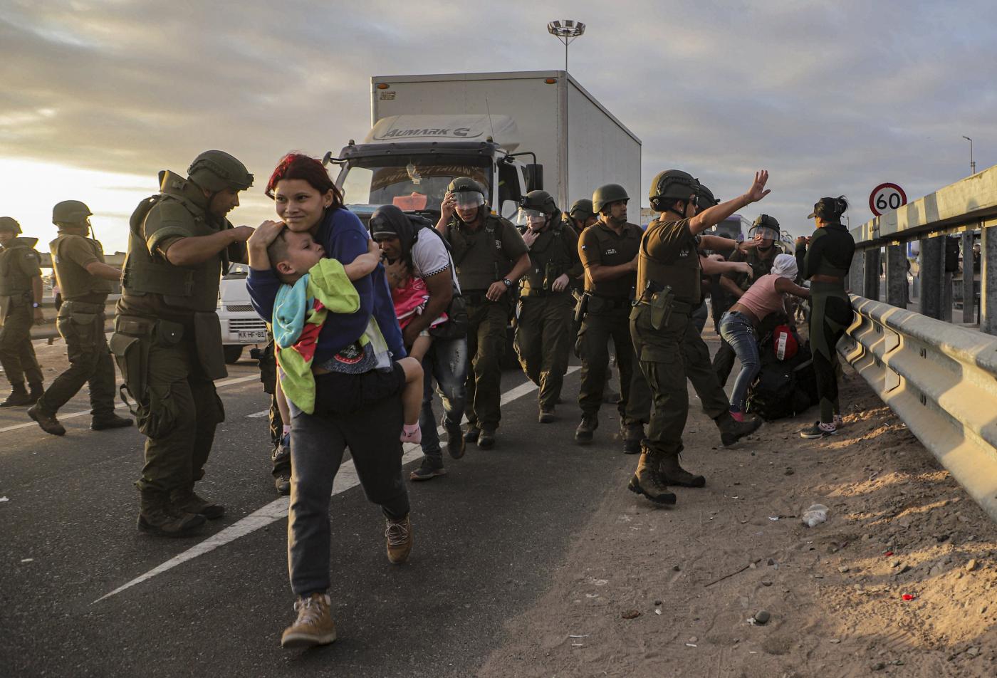 Migrants who blocked the highway on the Chile-Peru border are dispersed by Chilean Police, near Arica, Chile, Tuesday, May 2, 2023. A migration crisis at the border between Chile and Peru has intensified as migrants who claim they want to go home remained stranded, unable to enter Peru. (AP Photo/Agustin Mercado)

Associated Press/LaPresse
Only Italy and Spain