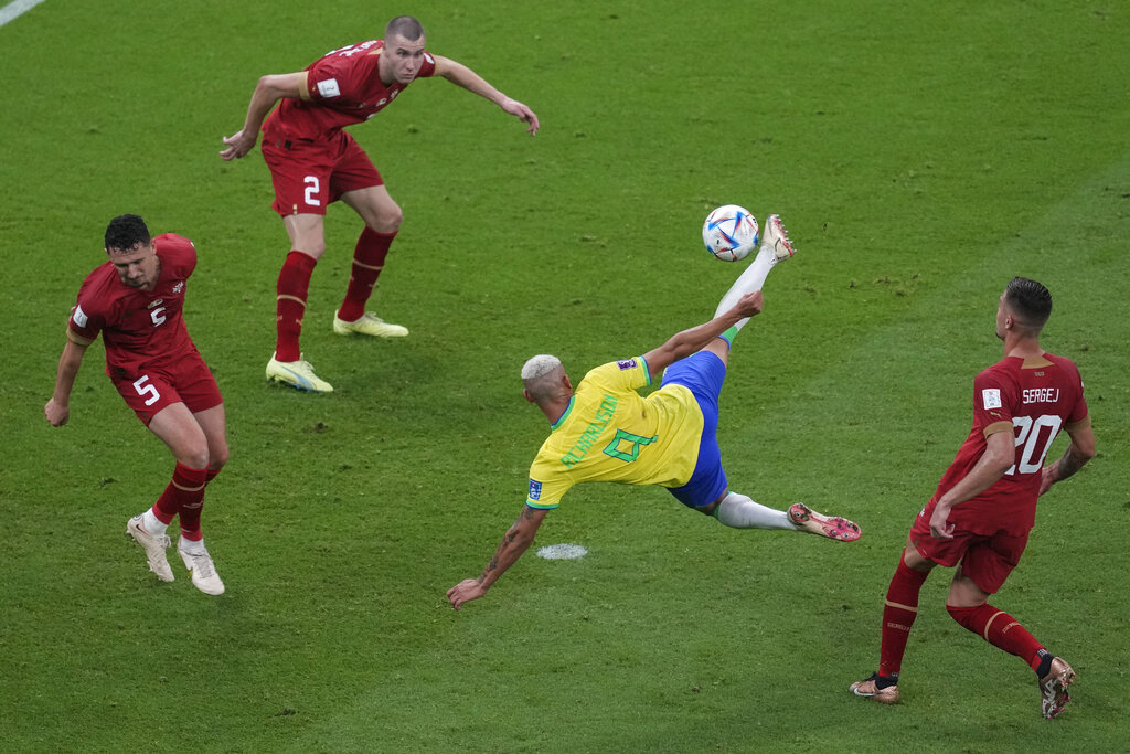 Richarlison, del Brasile,,segna il secondo gol contro la Serbia. 24 novembre 2022. (AP Photo/Darko Vojinovic)