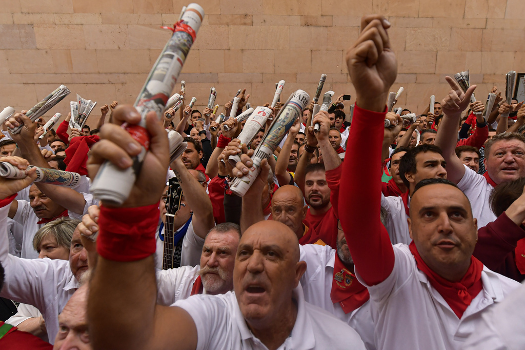 Revellers sing a song before running with La Palmosilla's fighting bulls during the first day of the running of the bulls at the San Fermin fiestas in Pamplona, northern Spain, Friday, July 7, 2023. (AP Photo/Alvaro Barrientos)