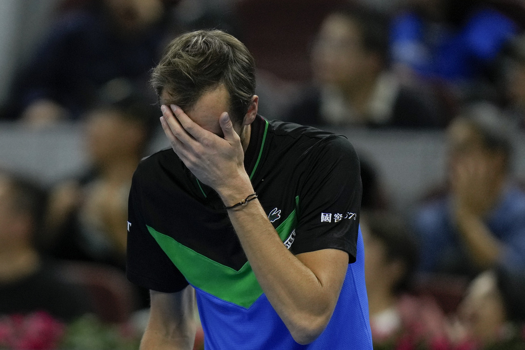 Sinner batte Medvedev e vince il China Open. AP Photo/Andy Wong