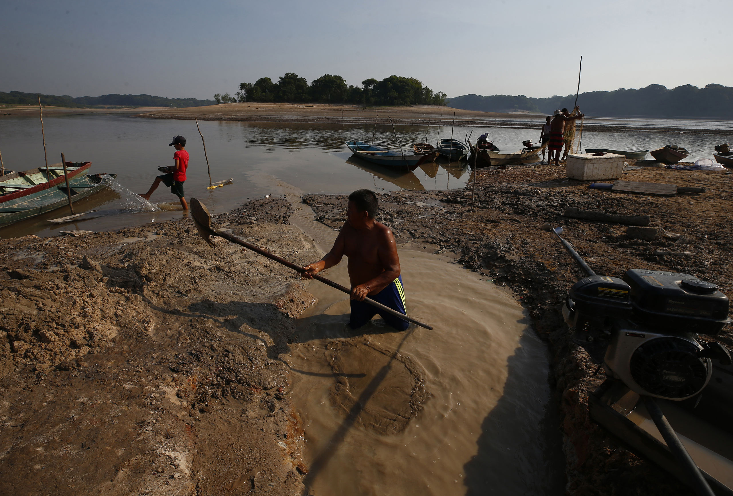 Francisco Carlos de Oliveira Rodrigues digs into the dry bed of Puraquequara lake to obtain water amid a severe drought, in Manaus, Amazonas state, Brazil, Thursday, Oct. 5, 2023. The Brazilian Amazon rainforest is facing a severe drought that may affect around 500,000 people by the end of the year. (AP Photo/Edmar Barros)

Associated Press/LaPresse
Only Italy and Spain