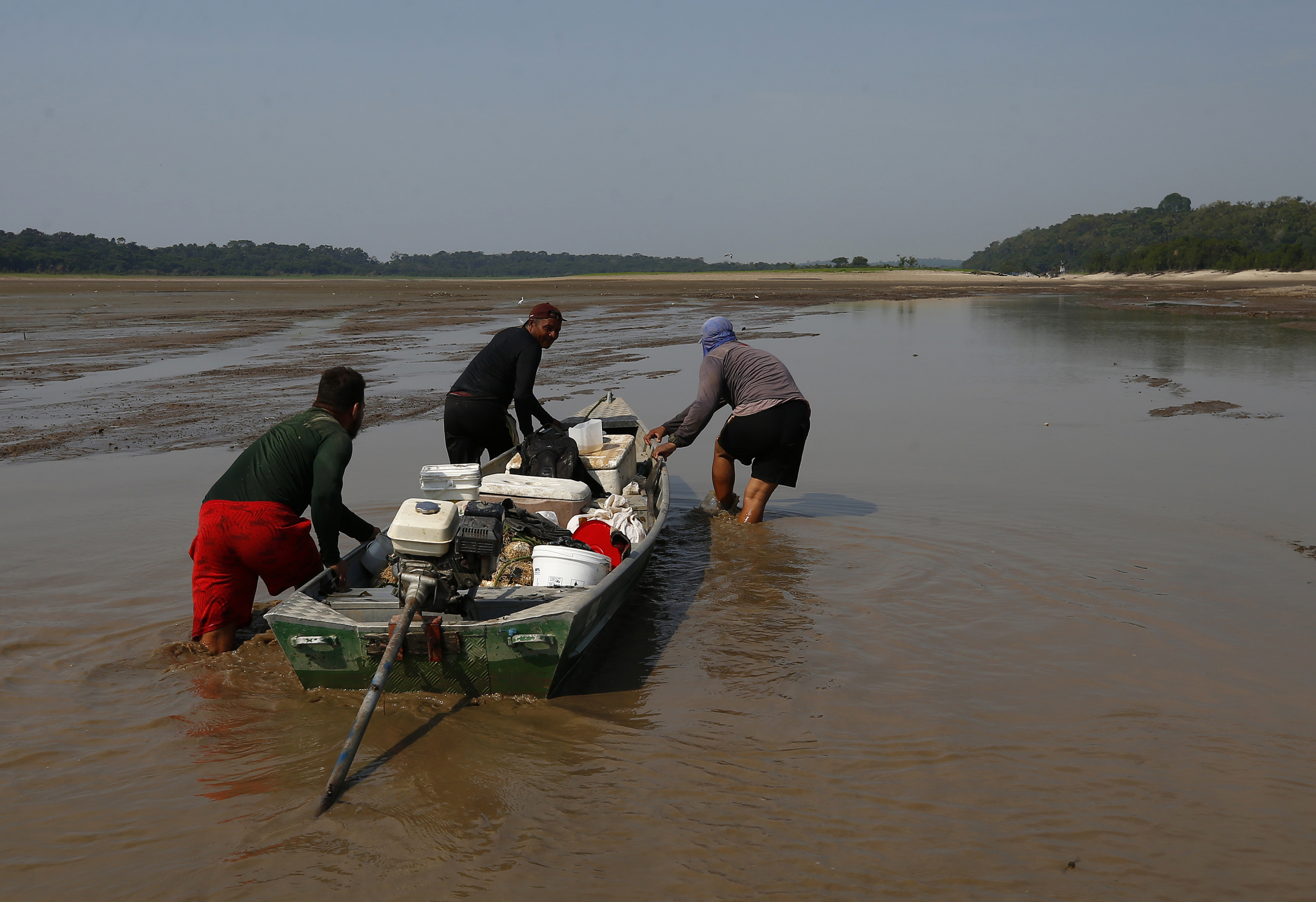Fishermen pull a boat on the remaining water of Puraquequara lake affected by a severe drought, in Manaus, Amazonas state, Brazil, Thursday, Oct. 5, 2023. The Brazilian Amazon rainforest is facing a severe drought that may affect around 500,000 people by the end of the year. (AP Photo/Edmar Barros)Associated Press/LaPresseOnly Italy and Spain