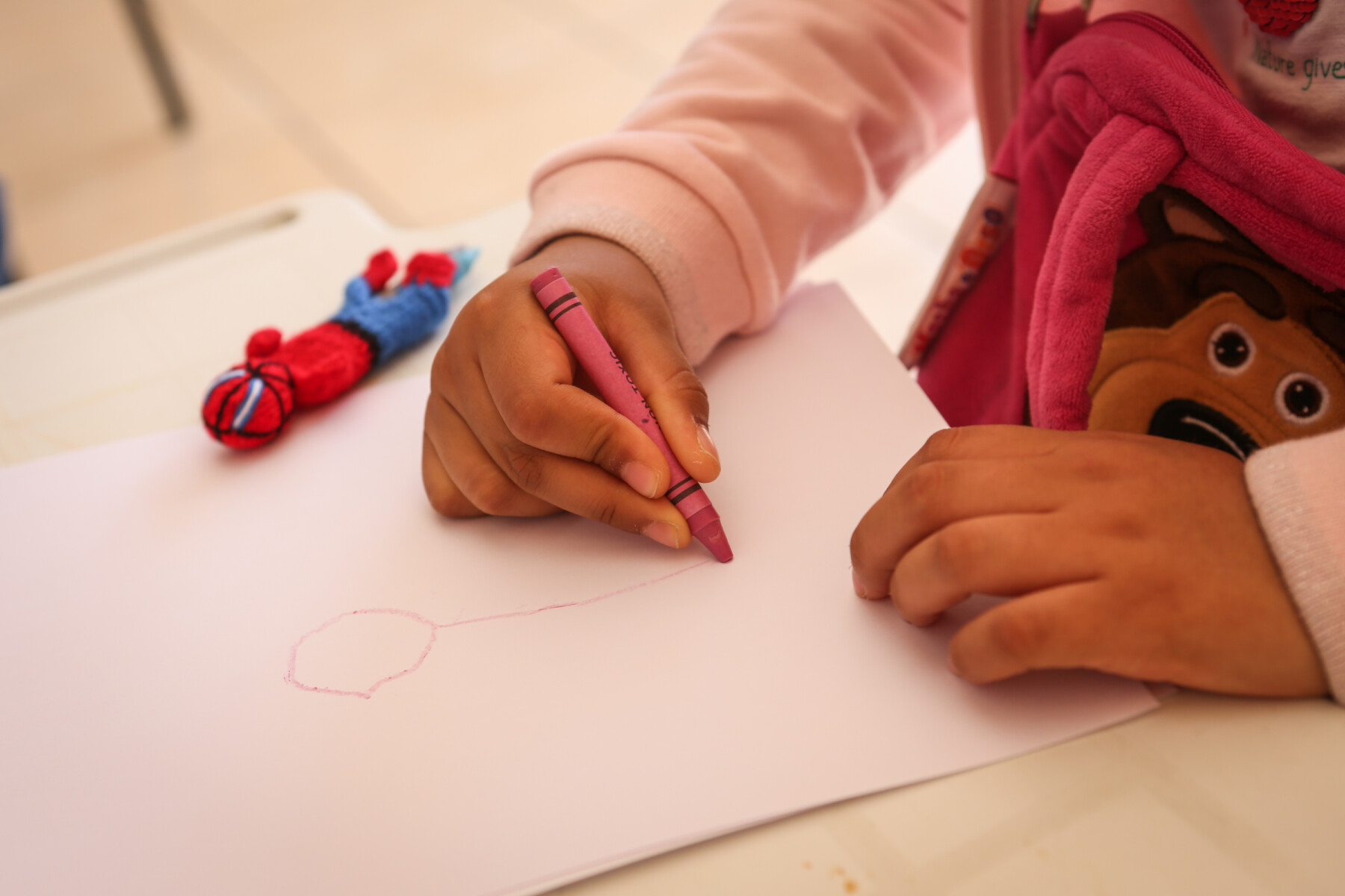 Una bambina del centro fa un disegno. Foto: Maria Novella de Luca