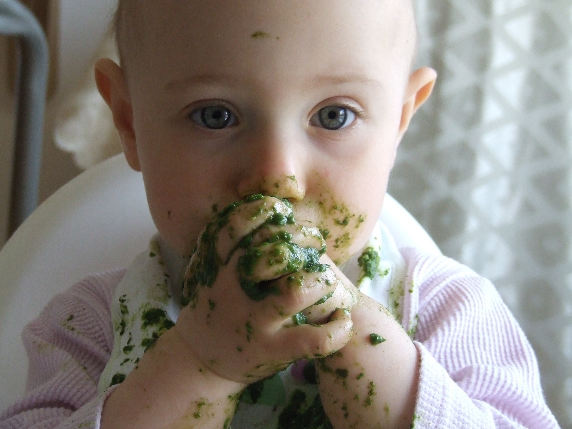 Un bambino mangia verdure foto di Ajale, licenza Pixabay
