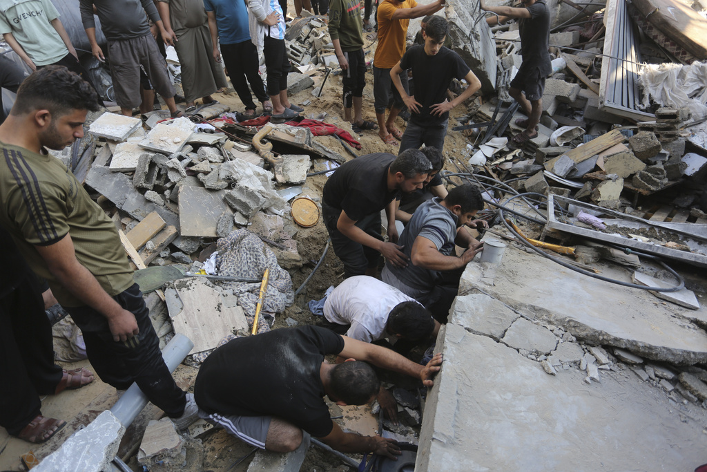 Palestinians look for survivors after an Israeli strike in Rafah, Gaza Strip, Tuesday, Oct. 31, 2023. (AP Photo/Hatem Ali)