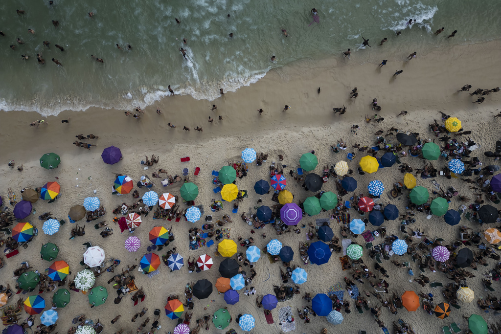 Beachgoers cool off in the Arpoador beach amid a heat wave in Rio de Janeiro, Brazil, Wednesday, Nov. 15, 2023. (AP Photo/Bruna Prado)