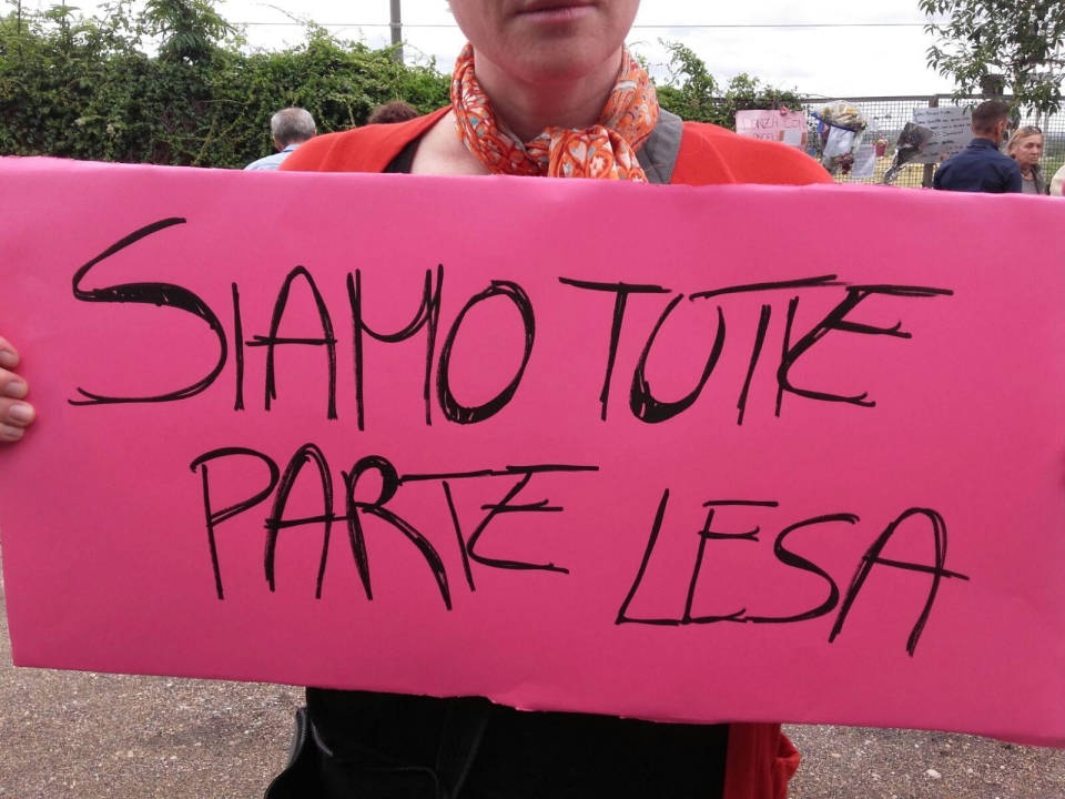 Manifesto contro il femminicidio foto Ansa