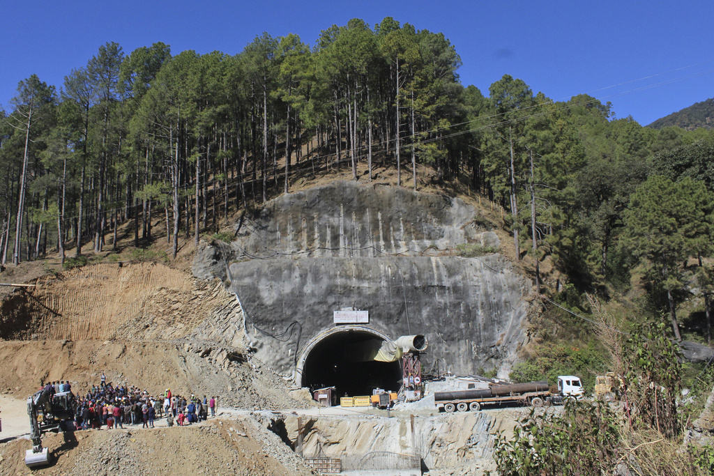 Operazioni di salvataggio e soccorso sul sito di un tunnel stradale in costruzione crollato nello stato montuoso di Uttarakhand, India. Foto Ap
