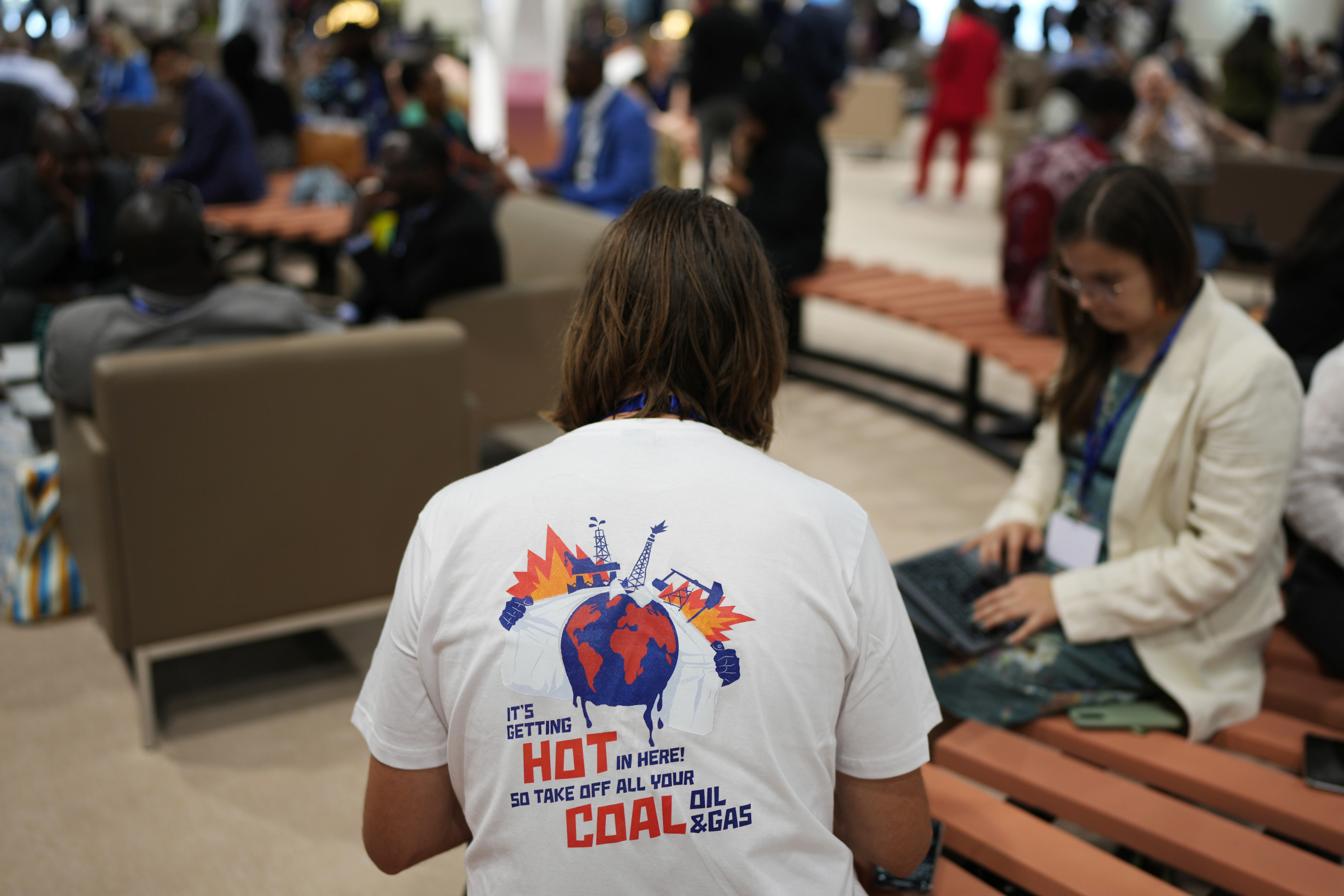 An attendee wears a shirt protesting coal, oil and gas at the COP28 U.N. Climate Summit, Thursday, Nov. 30, 2023, in Dubai, United Arab Emirates. (AP Photo/Rafiq Maqbool)Associated Press/LaPresseOnly Italy and Spain
