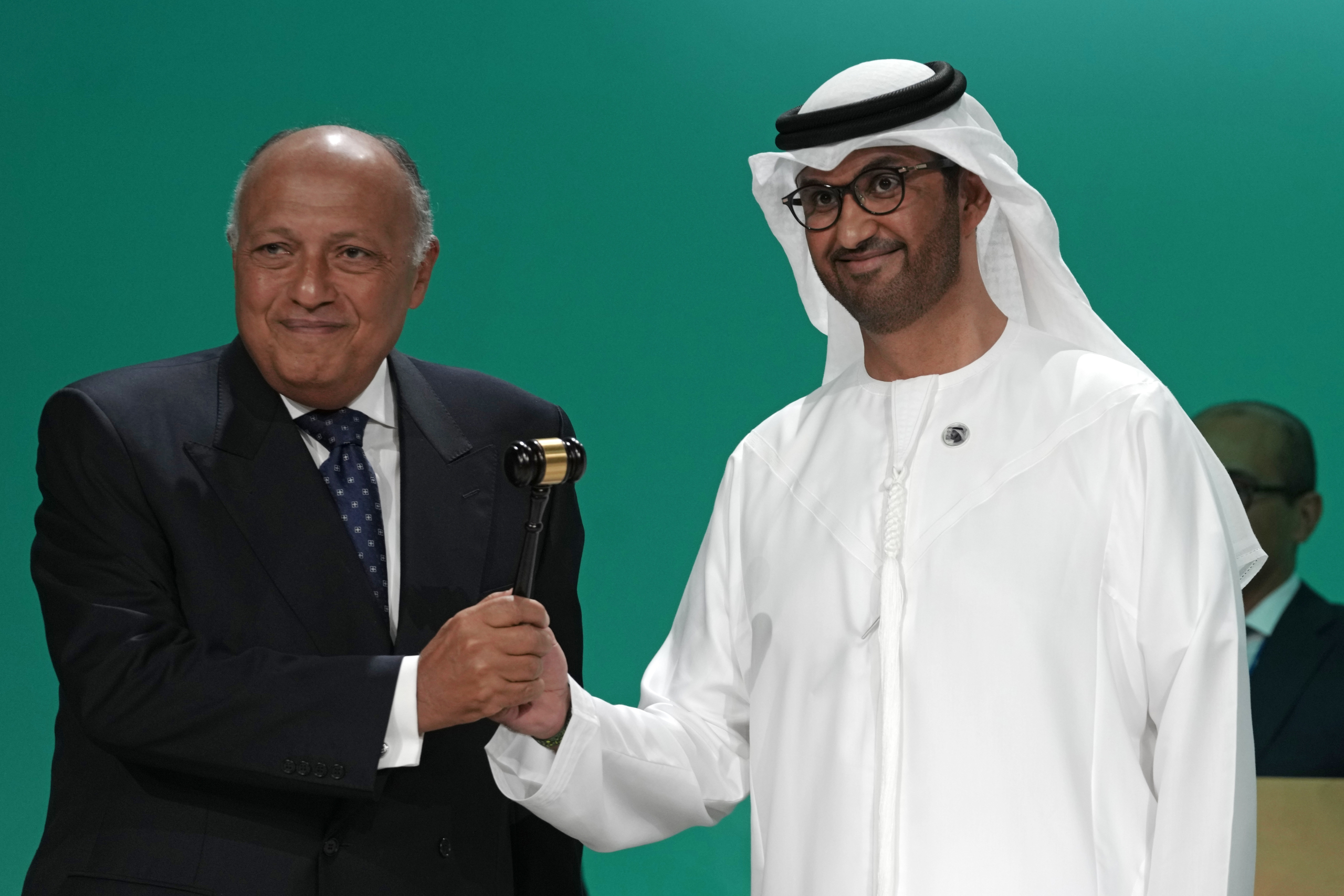 Sameh Shoukry, COP27 president, left, hands over the gavel to COP28 President Sultan al-Jaber, during the opening session at the COP28 U.N. Climate Summit, Thursday, Nov. 30, 2023, in Dubai, United Arab Emirates. (AP Photo/Peter Dejong)Associated Press/LaPresseOnly Italy and Spain