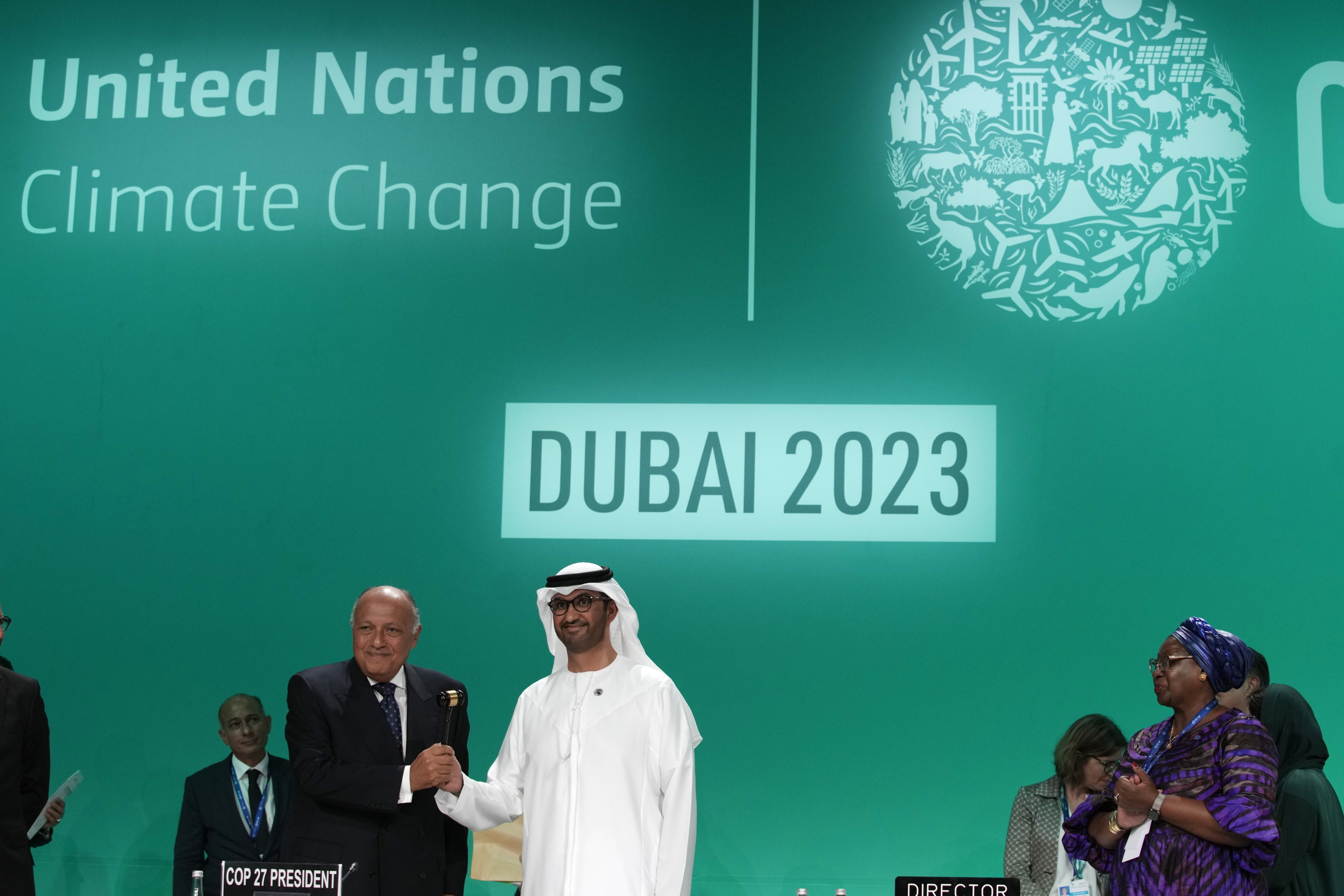 Sameh Shoukry, COP27 president, left, hands over the gavel to COP28 President Sultan al-Jaber, during the opening session at the COP28 U.N. Climate Summit, Thursday, Nov. 30, 2023, in Dubai, United Arab Emirates. (AP Photo/Peter Dejong)

Associated Press/LaPresse
Only Italy and Spain