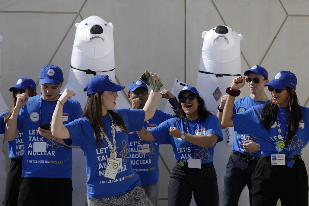 Attivisti partecipano a una dimostrazione sull'energia nucleare durante il vertice sul clima delle Nazioni Unite COP28, lunedì 11 dicembre 2023, a Dubai, negli Emirati Arabi Uniti. (Foto AP/Peter Dejong)