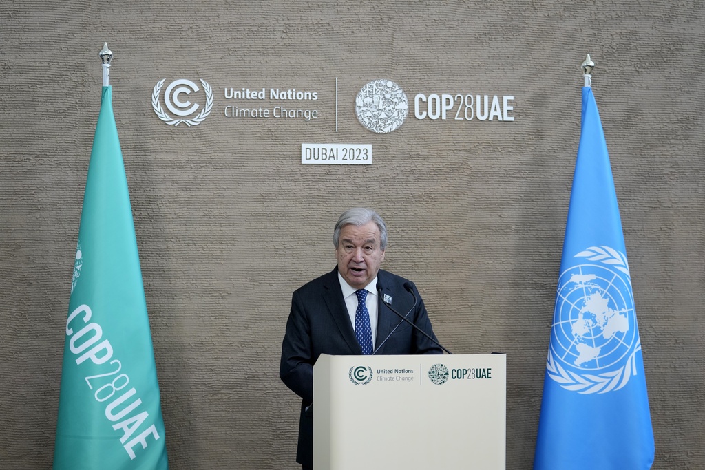 Il Segretario generale delle Nazioni Unite Antonio Guterres parla durante una conferenza stampa al vertice sul clima delle Nazioni Unite COP28, lunedì 11 dicembre 2023, a Dubai, negli Emirati Arabi Uniti. (Foto AP/Kamran Jebreili)
