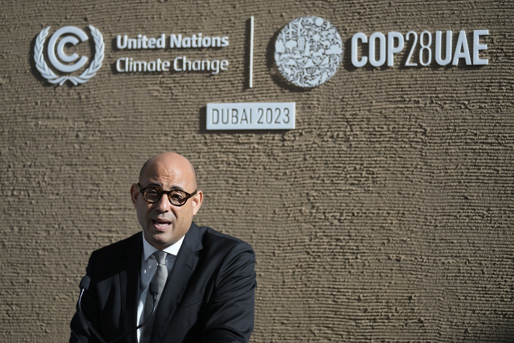 Il capo delle Nazioni Unite per il clima Simon Stiell parla durante una conferenza stampa al vertice sul clima delle Nazioni Unite COP28, lunedì 11 dicembre 2023, a Dubai, negli Emirati Arabi Uniti. (Foto AP/Kamran Jebreili)